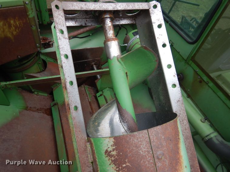 image for item DJ1200 1983 John Deere 8820  combine