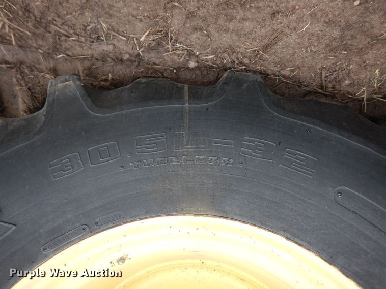 image for item DJ1200 1983 John Deere 8820  combine