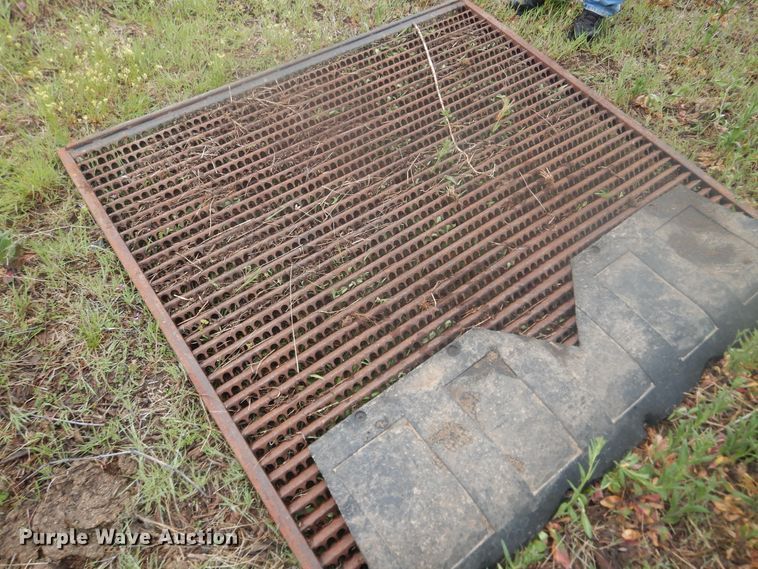 image for item DJ1200 1983 John Deere 8820  combine