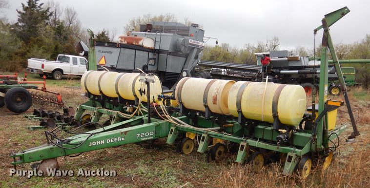 image for item DJ1205 John Deere 7200 Max Emerge 2  planter