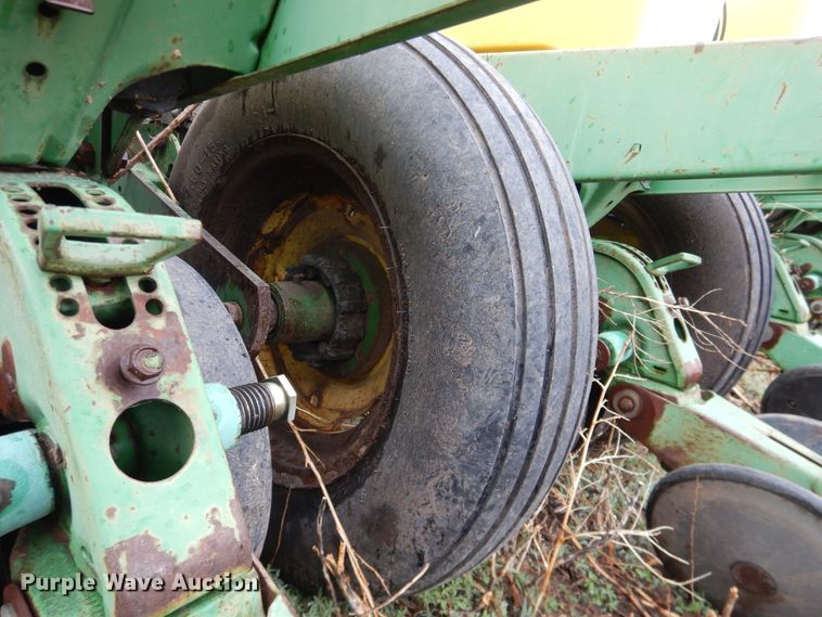 image for item DJ1205 John Deere 7200 Max Emerge 2  planter