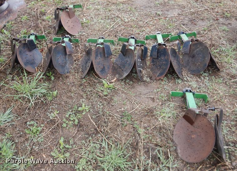 image for item DJ1205 John Deere 7200 Max Emerge 2  planter