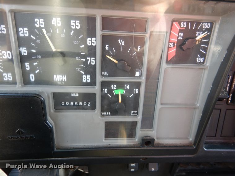 image for item DL2758 1999 International 8100  grain truck