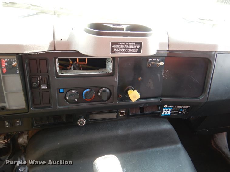 image for item DL2758 1999 International 8100  grain truck