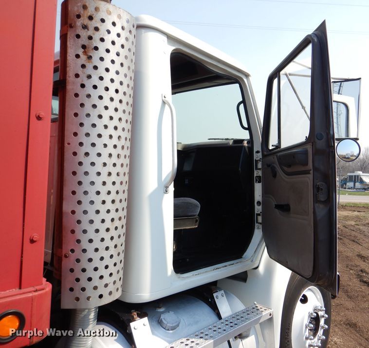image for item DL2758 1999 International 8100  grain truck