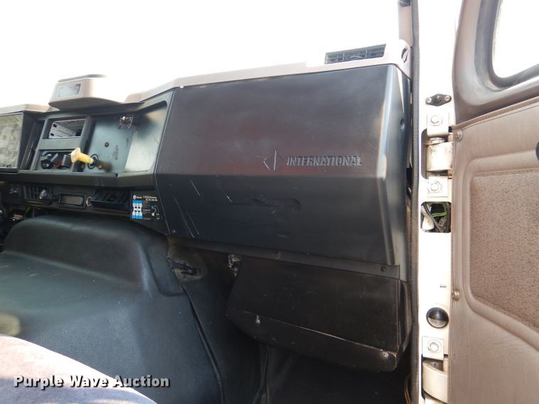 image for item DL2758 1999 International 8100  grain truck