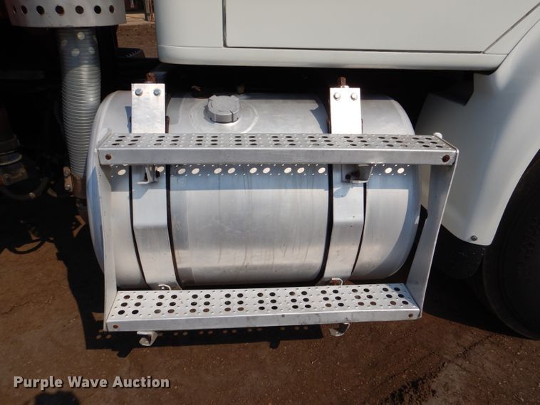 image for item DL2758 1999 International 8100  grain truck