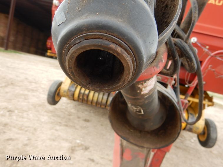 image for item DL2790 1998 New Holland 654  round baler