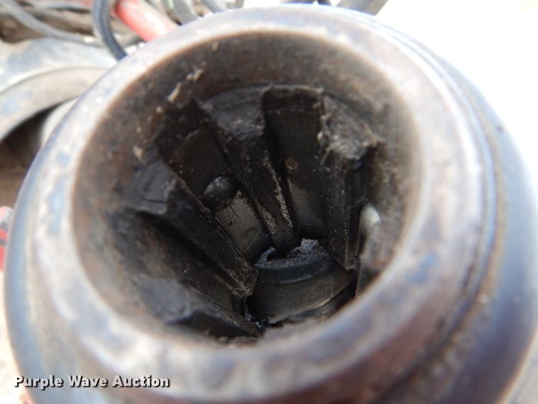 image for item DL2790 1998 New Holland 654  round baler