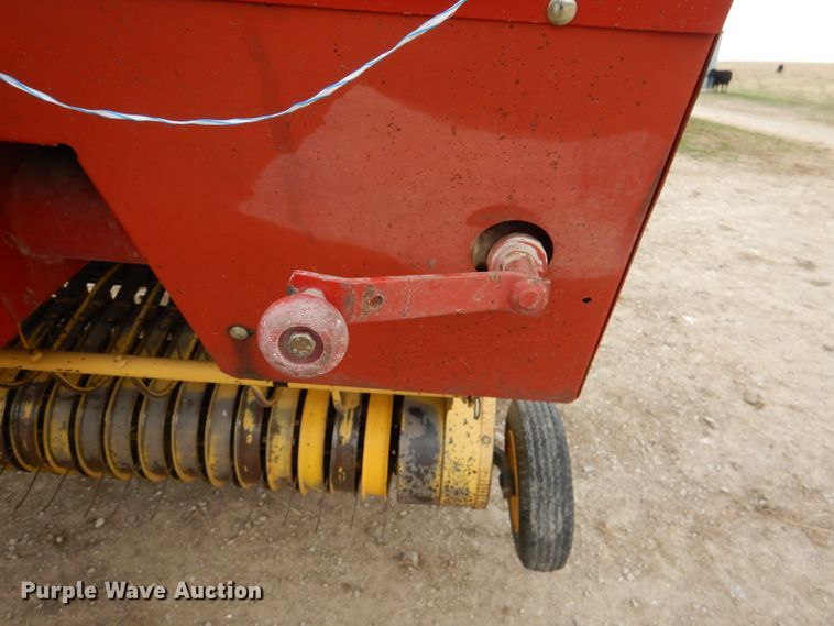 image for item DL2790 1998 New Holland 654  round baler