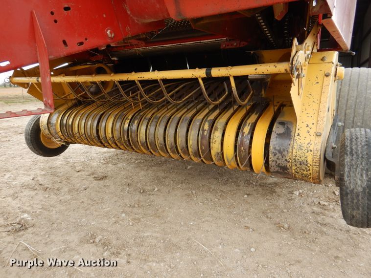 image for item DL2790 1998 New Holland 654  round baler
