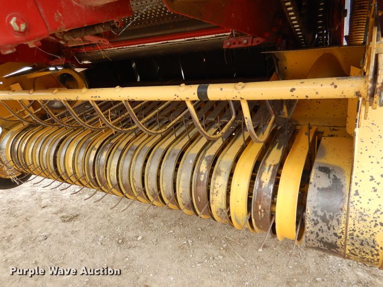 image for item DL2790 1998 New Holland 654  round baler