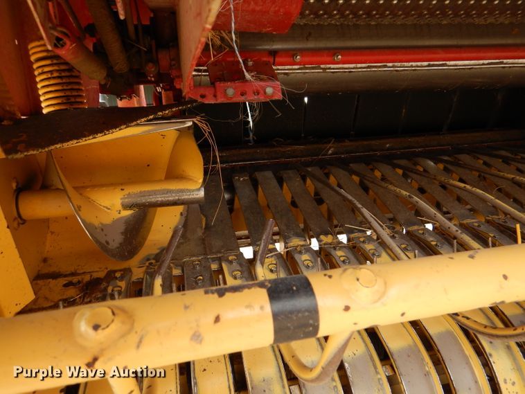 image for item DL2790 1998 New Holland 654  round baler