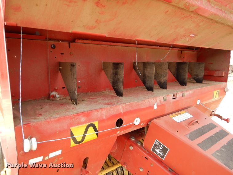 image for item DL2790 1998 New Holland 654  round baler