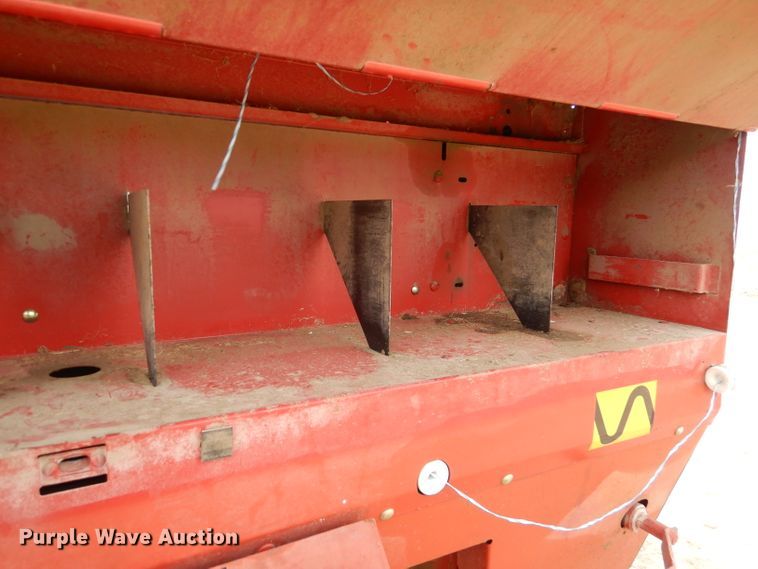 image for item DL2790 1998 New Holland 654  round baler