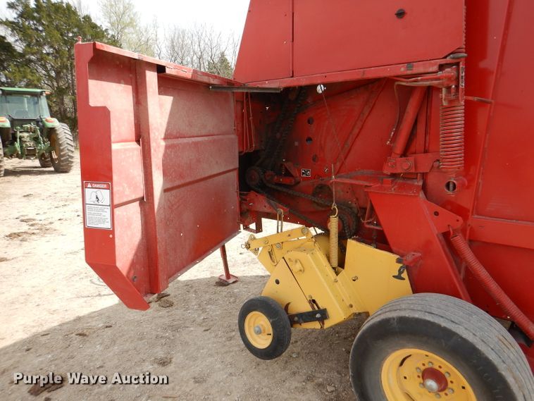 image for item DL2790 1998 New Holland 654  round baler