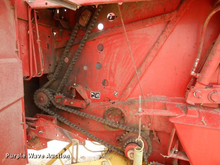 image for item DL2790 1998 New Holland 654  round baler