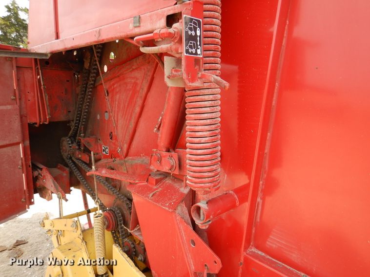 image for item DL2790 1998 New Holland 654  round baler