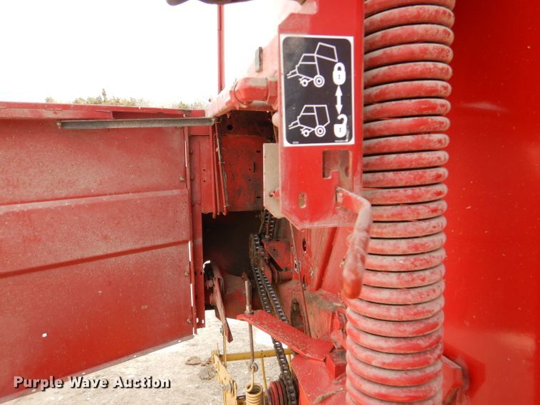 image for item DL2790 1998 New Holland 654  round baler