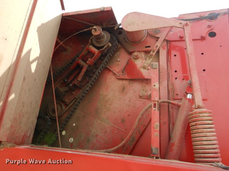 image for item DL2790 1998 New Holland 654  round baler