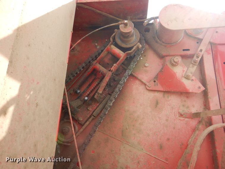 image for item DL2790 1998 New Holland 654  round baler