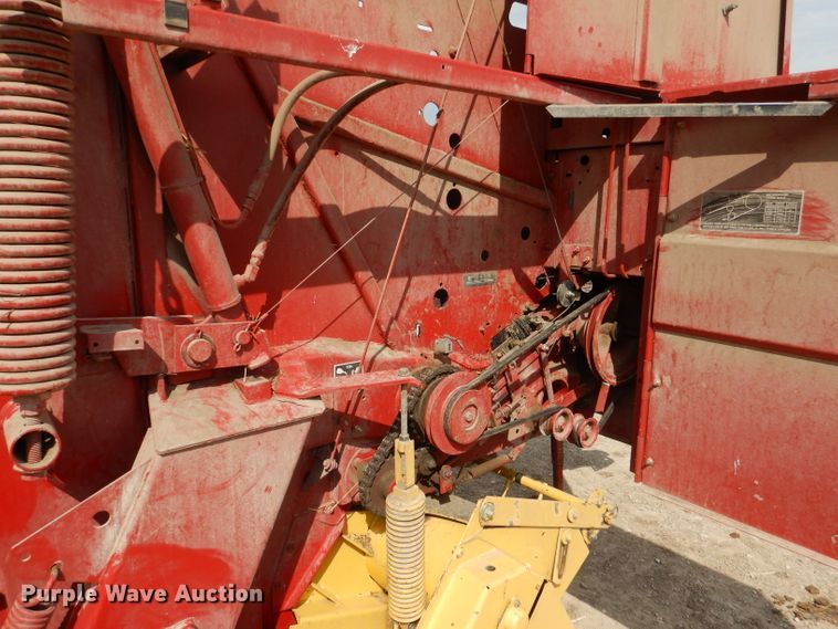 image for item DL2790 1998 New Holland 654  round baler