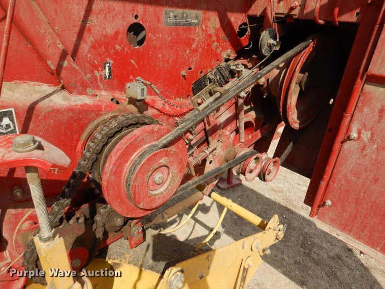 image for item DL2790 1998 New Holland 654  round baler