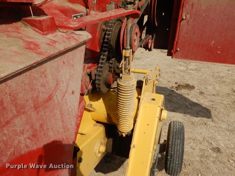 image for item DL2790 1998 New Holland 654  round baler