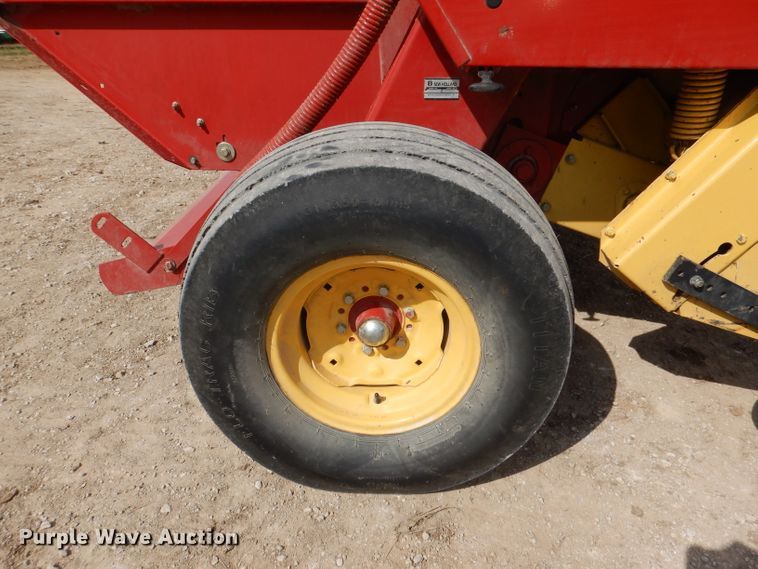 image for item DL2790 1998 New Holland 654  round baler