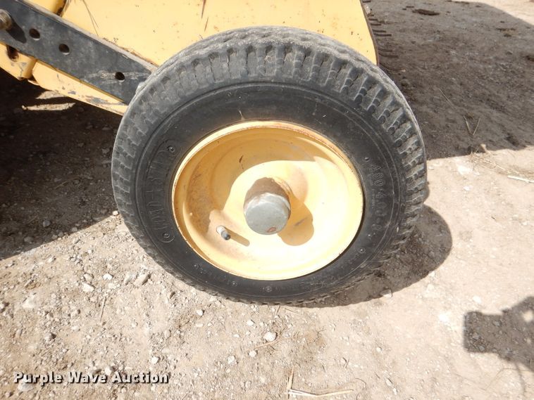 image for item DL2790 1998 New Holland 654  round baler