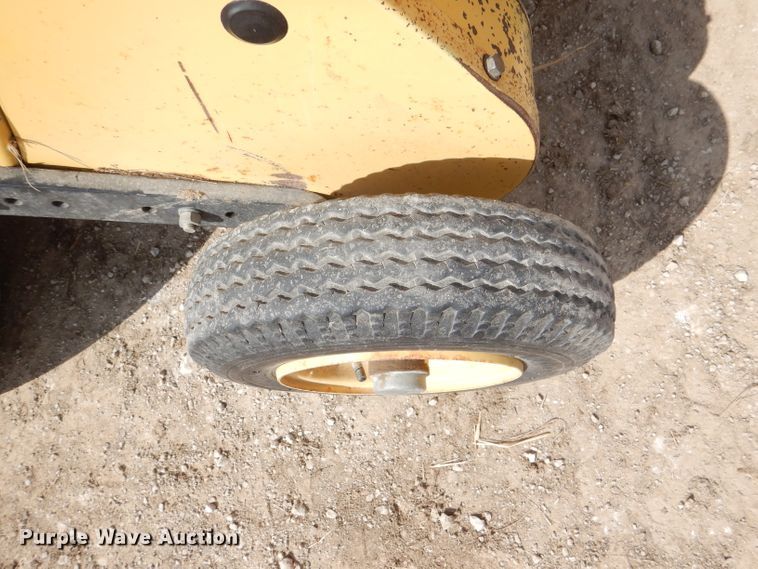 image for item DL2790 1998 New Holland 654  round baler