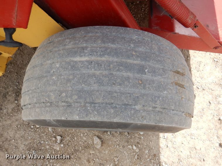 image for item DL2790 1998 New Holland 654  round baler