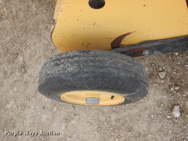 image for item DL2790 1998 New Holland 654  round baler