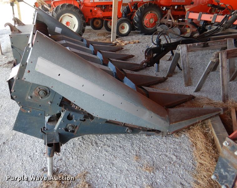 image for item DL2908 Deutz Allis 630  corn head