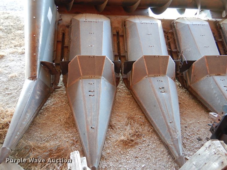 image for item DL2908 Deutz Allis 630  corn head