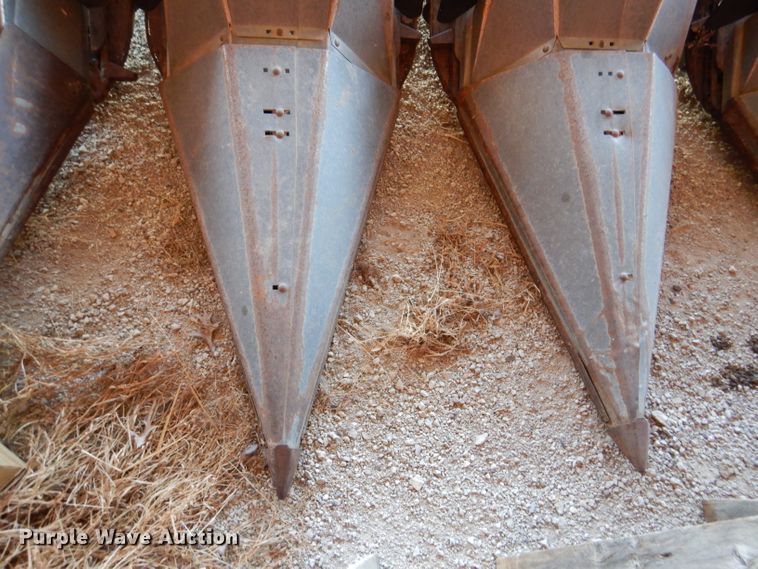 image for item DL2908 Deutz Allis 630  corn head