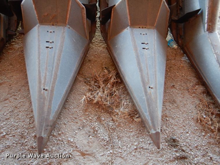 image for item DL2908 Deutz Allis 630  corn head