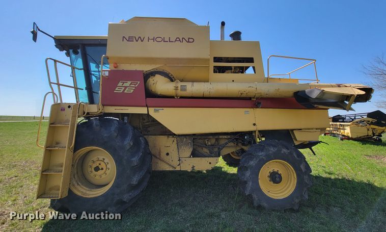 image for item FL9203 1998 New Holland TR96  RWA combine
