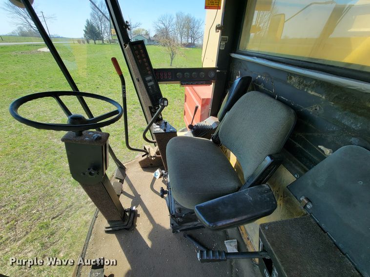 image for item FL9203 1998 New Holland TR96  RWA combine