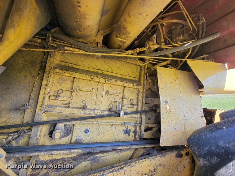 image for item FL9203 1998 New Holland TR96  RWA combine