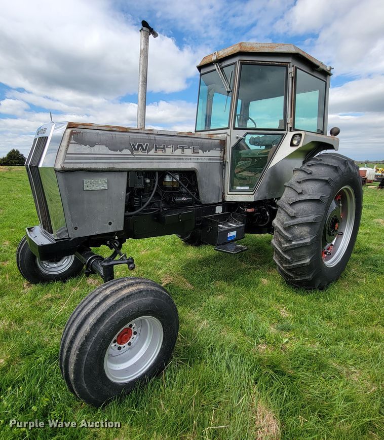 image for item FL9216 1976 White 2-105 Field Boss  tractor