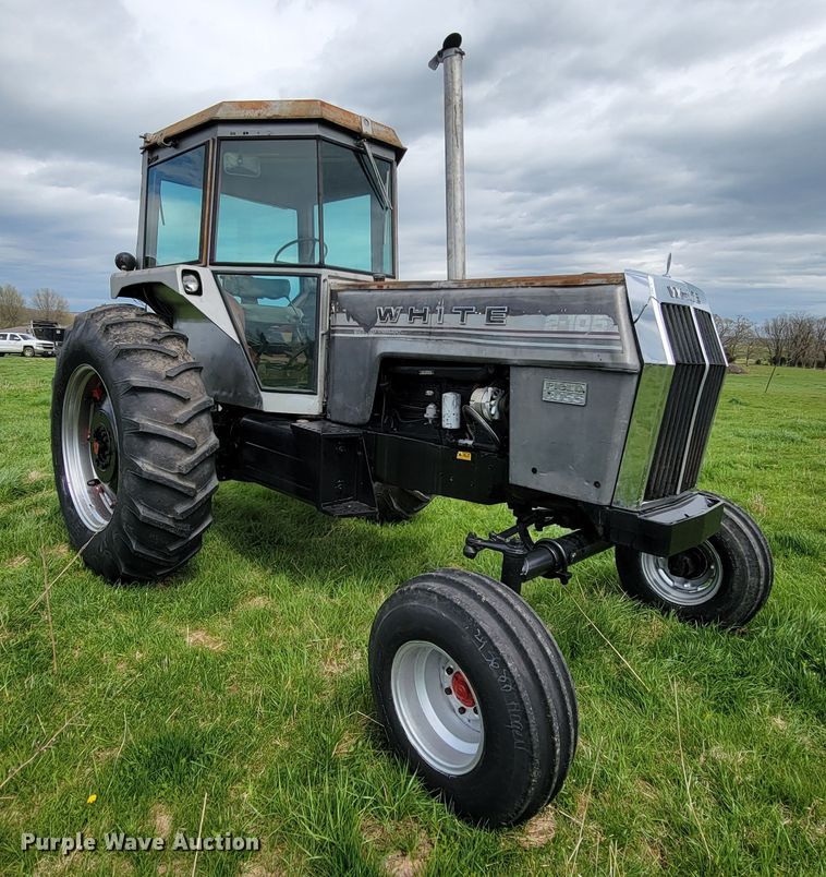 image for item FL9216 1976 White 2-105 Field Boss  tractor