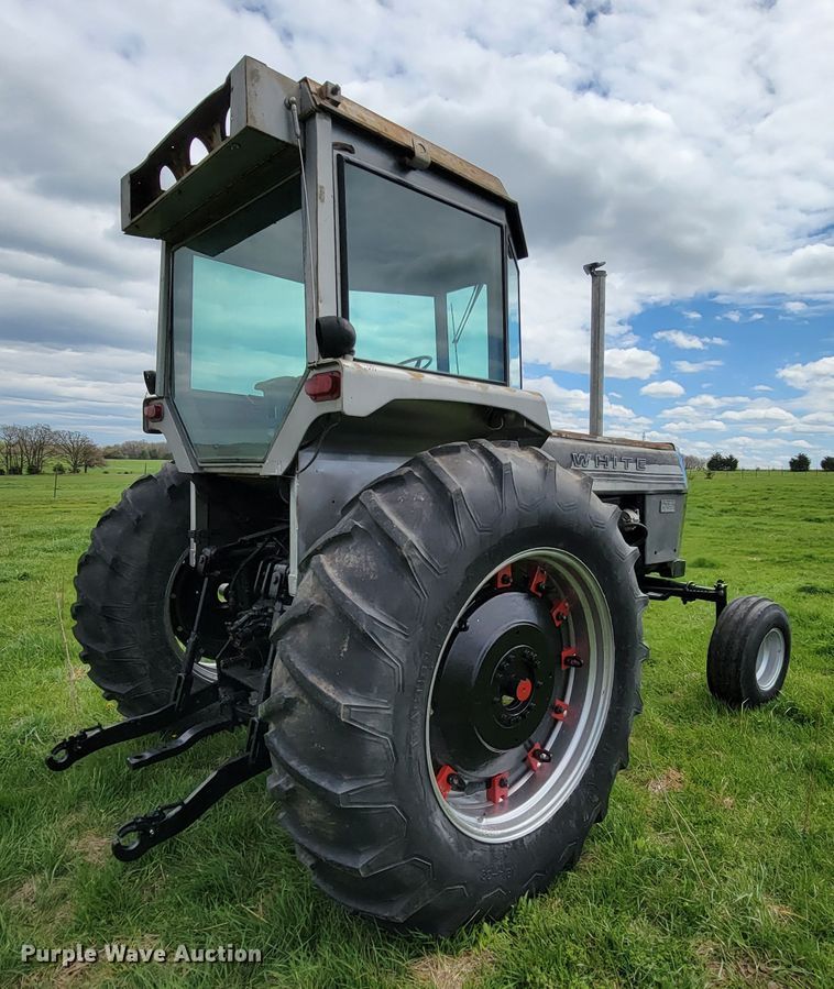 image for item FL9216 1976 White 2-105 Field Boss  tractor