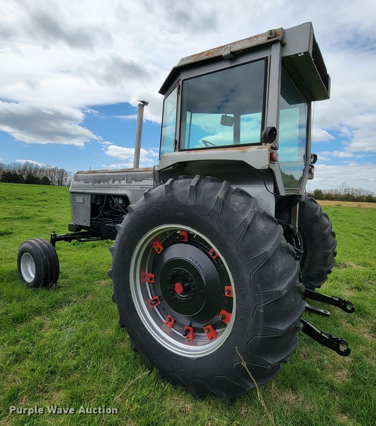 image for item FL9216 1976 White 2-105 Field Boss  tractor