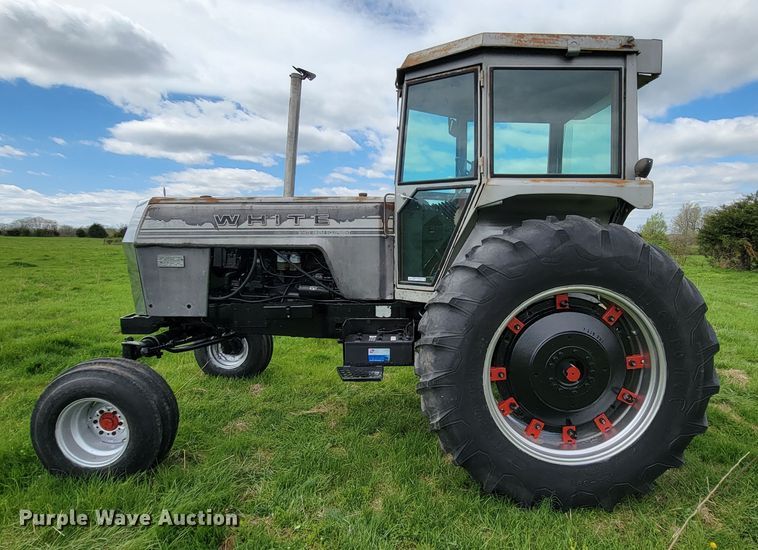 image for item FL9216 1976 White 2-105 Field Boss  tractor