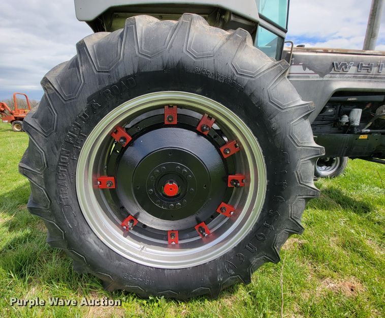 image for item FL9216 1976 White 2-105 Field Boss  tractor