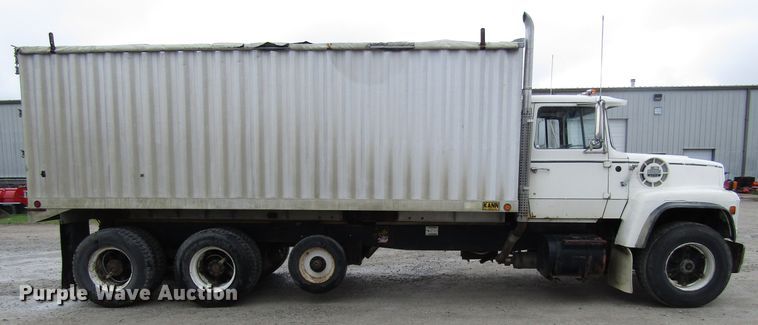 image for item GC9896 1984 Ford L8000  grain truck