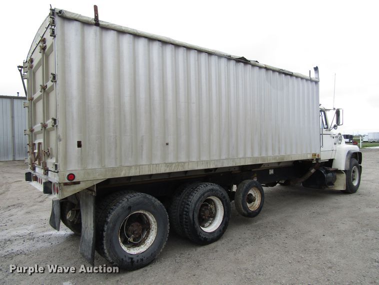 image for item GC9896 1984 Ford L8000  grain truck