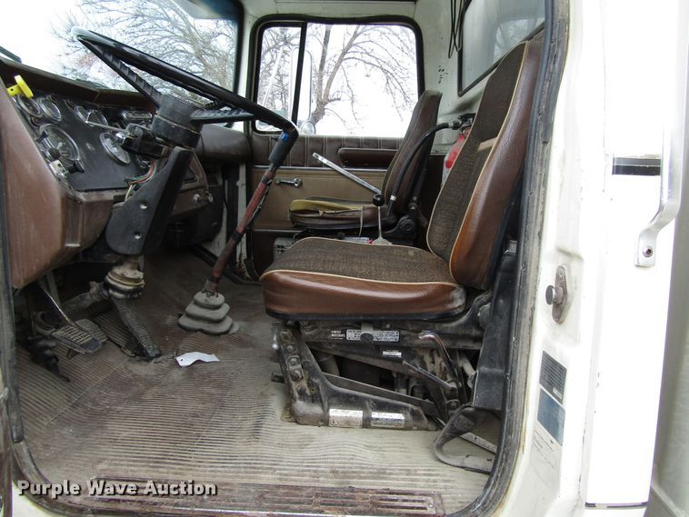 image for item GC9896 1984 Ford L8000  grain truck