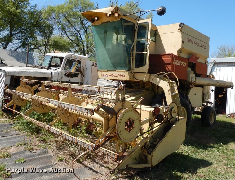 image for item HO9374 1987 New Holland TR70  combine